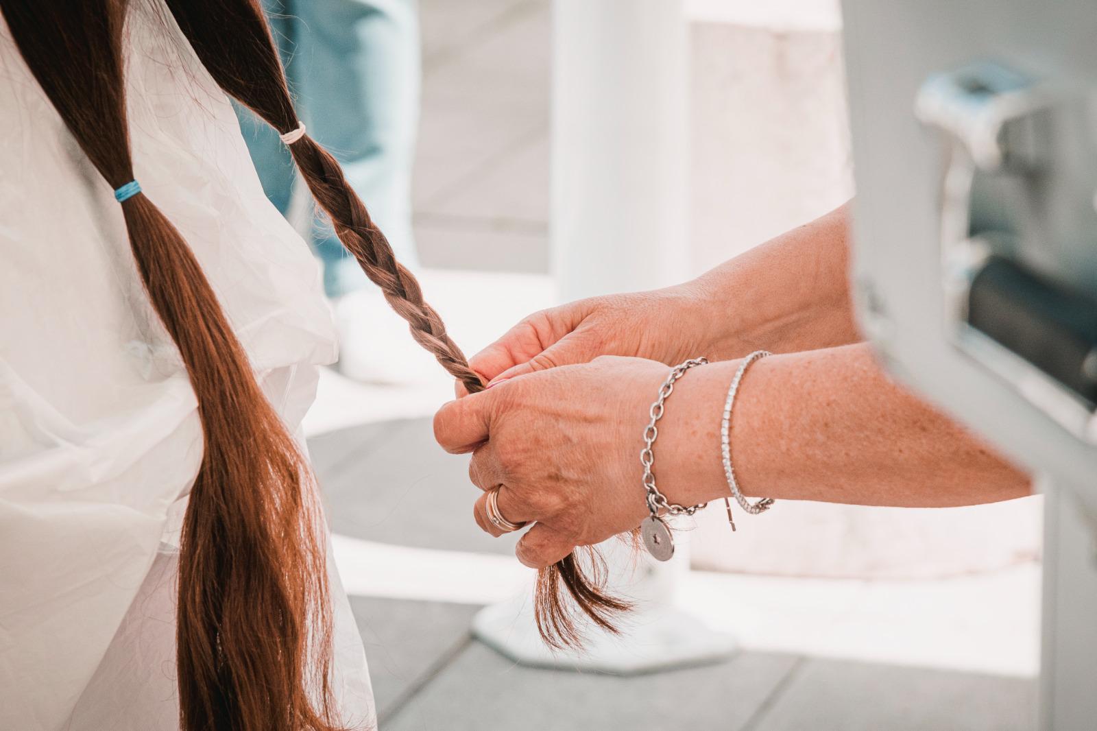 Copertina per Capelli a chi ne ha più bisogno, Monfalcone dona 259 trecce ai malati